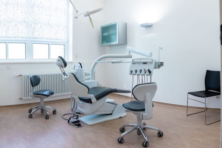 Behandlungszimmer mit Behandlungseinheit