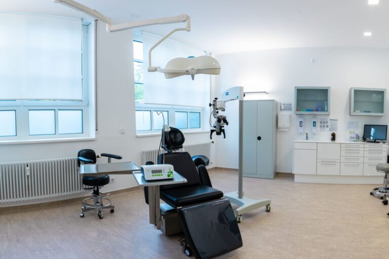 Operationssaal mit Operationsmikroskop